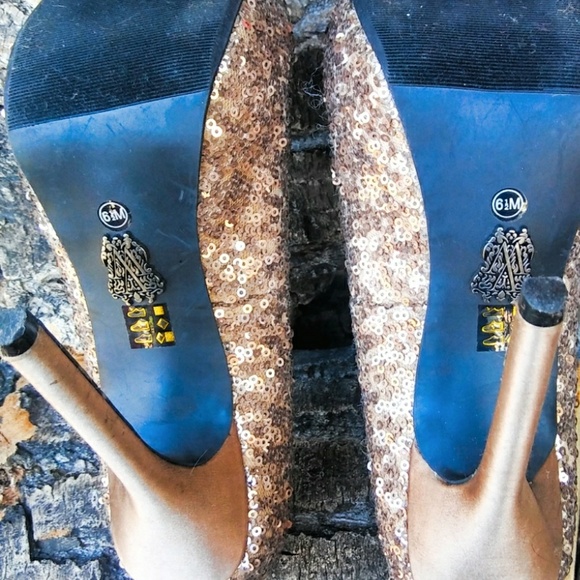 Vera wang. Bronze sequined pumps. Size 6.5 - Picture 3 of 3